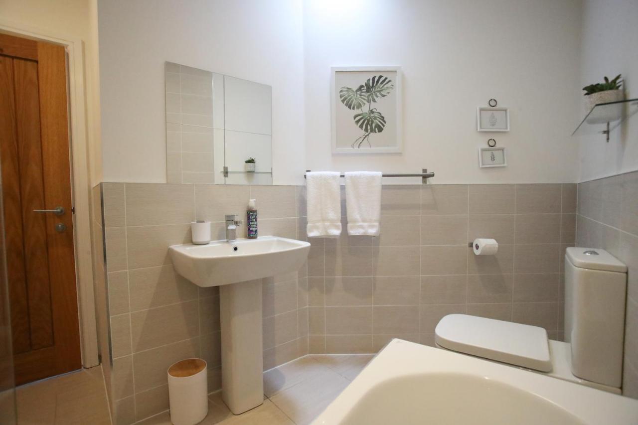 Burgess Yard 2-Bedroom Cottage, Μπαθ Εξωτερικό φωτογραφία